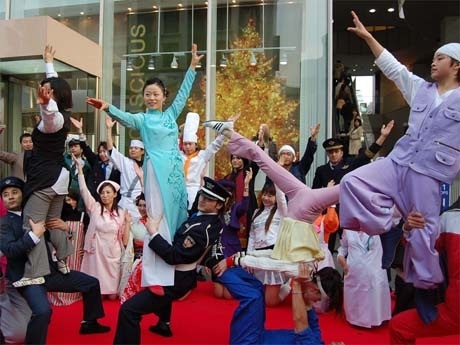 原宿YMスクエア前で披露された「人サンゴ」の様子（写真）。中国雑技団がコスプレ着用で挑んだ
