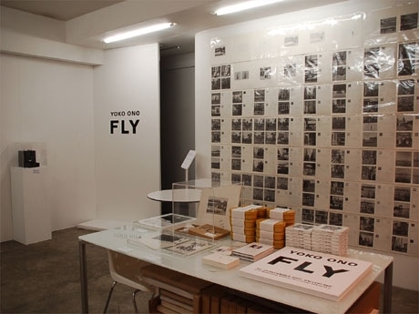 オノ・ヨーコさん個展「FLY」会場内の様子。ビデオ・インスタレーションは別室の暗室で行われている