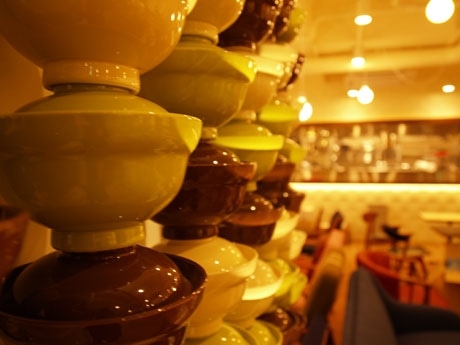 鎌倉「bowls（ボウルズ）」店内には、複数の丼から成る「DONBURIタワー」（写真）も