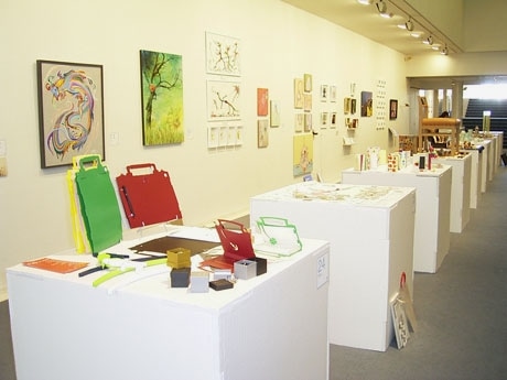 「9×9（ナイン バイ ナイン）」会場風景。90センチ角のボックス上にアーティストの作品が並ぶ