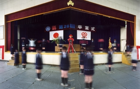 「回転回LIVE！ S高校 卒業式会場」（屋代敏博、2007年、写真作品）