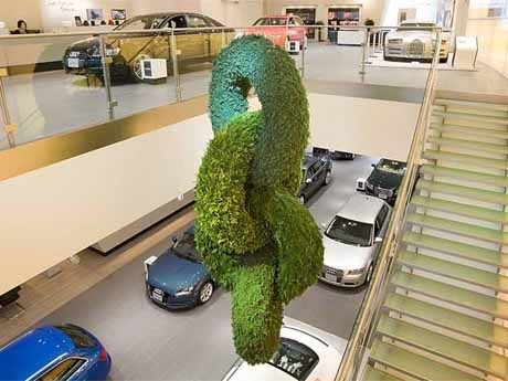 原宿「Audi Forum Tokyo」で展示中の「4リングス」ツリー