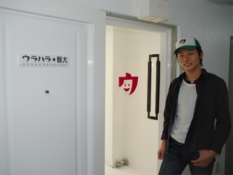裏原宿の雑居ビル内になる「ウラハラ藝大」の前で、運営事務局長の瀬尾泰章さん（写真）