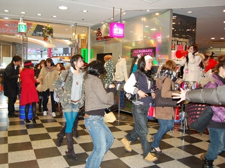 初売りとなったSHIBUYA109で、「福袋」目当てにオープンと同時にかけ出す若者たち