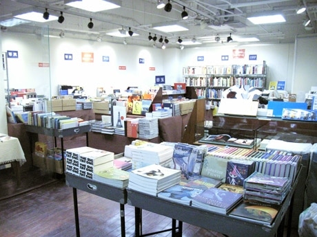 会場内の様子。商品はなくなり次第随時補充するという