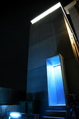 南青山に再オープンした「gallery ROCKET」外観。ギャラリーは地下1階で夜間のみの営業