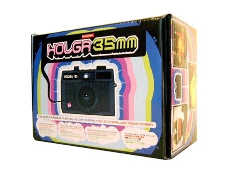 35ミリフィルム用カメラ「HOLGA 35mm」のパッケージ（写真）は青とピンク色が基調