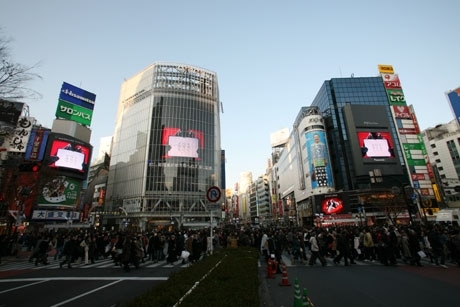 当日はハチ公前交差点の3大街頭ビジョンを使って「鼠（ねずみ）小僧」の映像を放映した