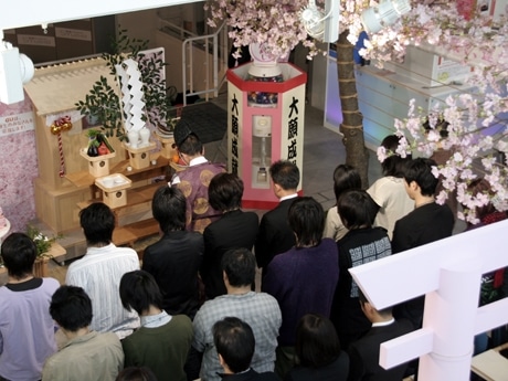 神妙な雰囲気のもと行われた祈願式の様子
