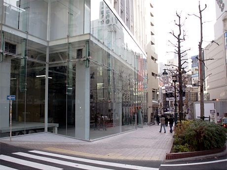 UA新店が出店する渋谷公園通り沿いのビルの様子。店舗は地下1階〜2階に出店（2008年1月撮影）
