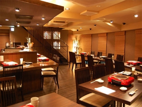 モダン調の木目を基調にした店内（写真）。主力の「馬焼き肉」は種類も豊富にそろう