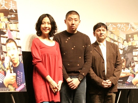 公開初日の舞台あいさつに顔をそろえた主演の木村さん（写真左）、荒川さん（中央）、藤田監督（右）