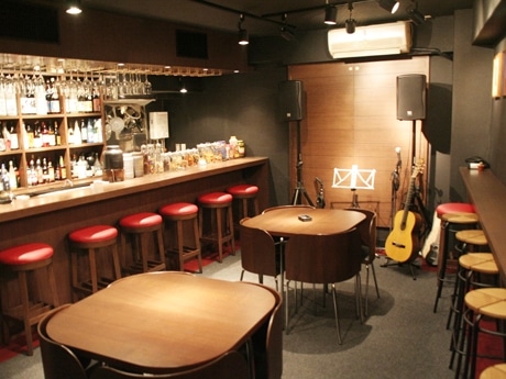 ライブスペースと客席のバランスをとった「エビス駅前バー」店内の様子