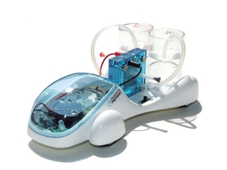 水と太陽の力だけで走る未来方トイカー「ハイドロカー」（19,950円）。キットの組み立ても簡単