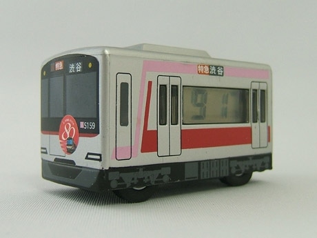 時計はデジタル式で、車両の窓が液晶画面になっている