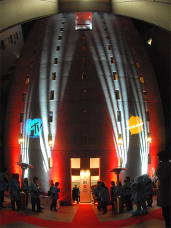 MTVジャパン新社屋、エントランスの様子。7日にはスタッフが法被（はっぴ）を着て出迎えた