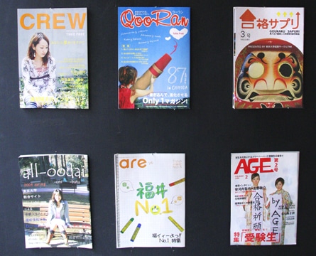 ファイヤー通り沿いの「RAMP BAR」を開放して同展覧会を行う