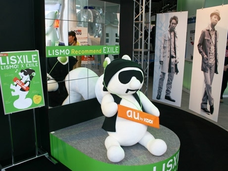 Kスタに展示中の「LISXILE」。サングラスと黒の帽子でクールに変身した限定リスモ &copy;KDDI