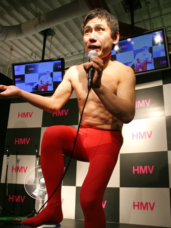 パフォーマンスを披露するエスパー伊東さん