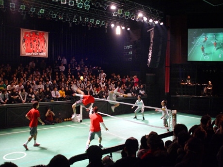 決勝戦の様子。試合は接戦の末、チーム「白虎」が優勝。大音量のBGMが流れる中、集まった観客が「空中戦」を楽しんだ
