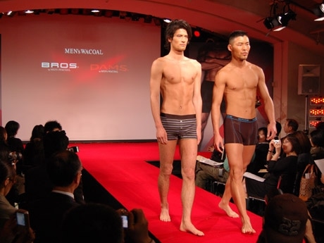 青山・スパイラルで行われた会見の様子。男性モデルによるミニランウェイショー（写真）も披露された