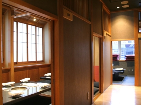 座敷の個室が並ぶ店内の様子