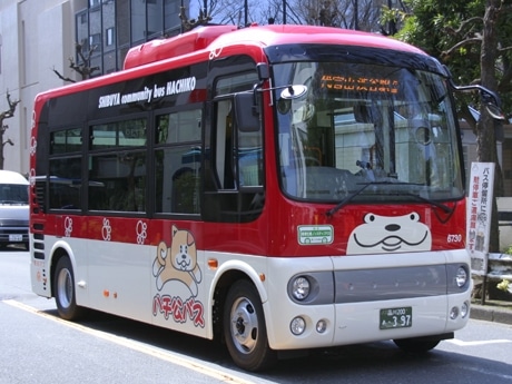 赤色を基調にした｢夕やけこやけルート｣の新車両