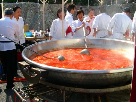 2006年開催時に登場した巨大鍋