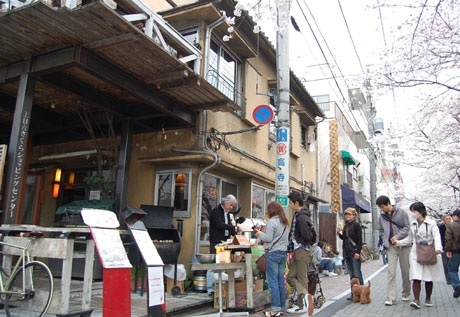 目黒川の桜も開花する中、店頭には花見限定の「屋台」も登場。2階角の窓際は社長おすすめの「特等席」