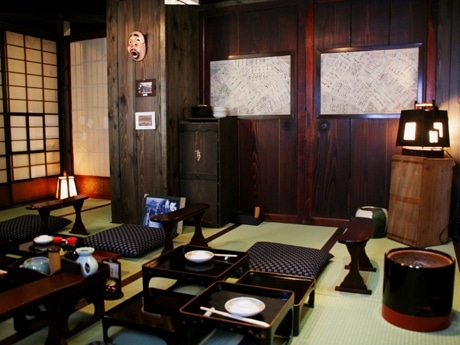 宮崎県の古民家をイメージした店内