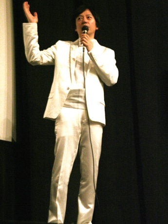 限定イベントに白いタキシード姿で登場した板尾創路さん

