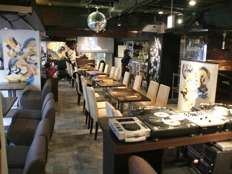 「カワラカフェ&ダイニング 宇田川町」の店内