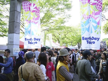 「アースデイ東京2008」が行われた2日間、代々木公園周辺は多くの来場者でにぎわった