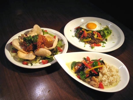 限定メニューのタイ料理（写真左から時計回りに「フライドチキン」「ガパオ」「グリーンカレー」）