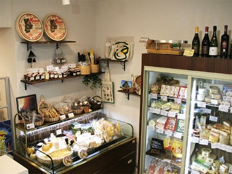 既存店に比べわかりやすい場所に移転した「カマンベール」店内