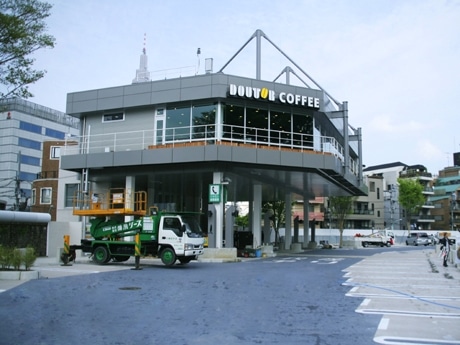地下1階・地上2階の休憩施設を新たに設けた「代々木PA」