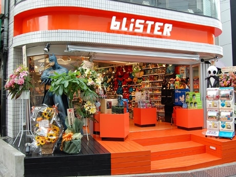 店舗外観。オレンジ色を基調としたファサードは「夜のライトアップでさらに目立つ」（店長）という