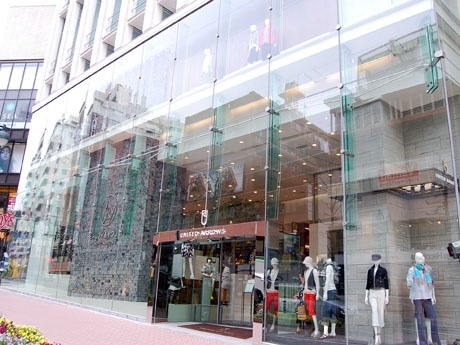 公園通りに出現した全面ガラス張りのUA新店舗。1・2階にはカジュアル軸、地下1階にはドレス軸の店舗が入る