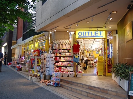 直営店のOUTLET代官山店は民事再生法申請以降も営業を続けている（5月7日現在）