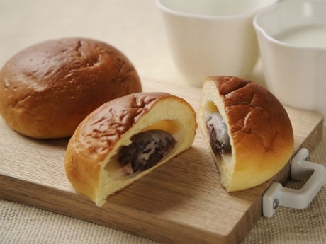 オリジナル生地で大福を丸ごと包み込んだ人気商品「大福あんぱん」（210円）