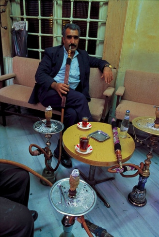 帰宅前に水たばことお茶でくつろぐトルコの男性（イスタンブール／1996年9月撮影）