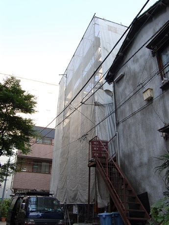 「NADiff」新店舗がオープンする通りの様子。写真中央は現在建設工事が進む新築ビル