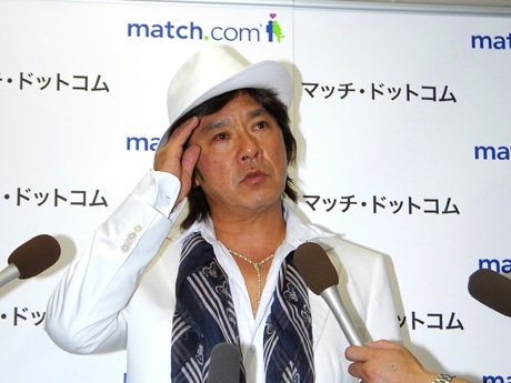 「空振り」となった屋上パフォーマンス終了後、取材に応じた西城さん