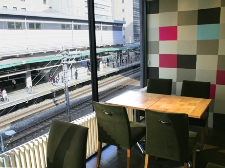 渋谷駅ホームが一望できる店内