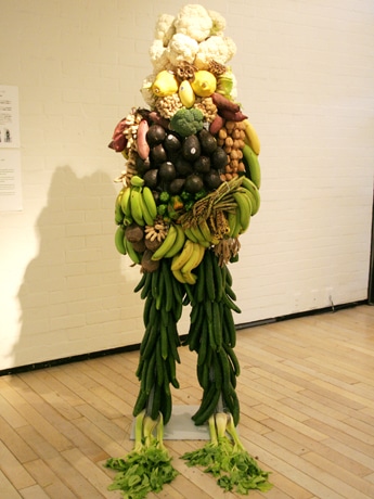 野菜や果物で作られた同館2階の人間のオブジェ