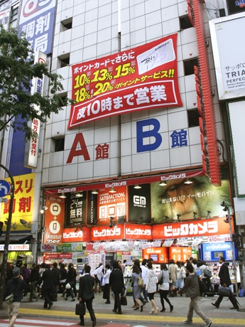渋谷ハチ公口店の外観。懸垂幕で営業時間延長をアピールしている