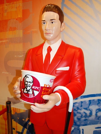 KFC渋谷道玄坂店に登場したTOKIO松岡昌宏さん似の「カーネル像」