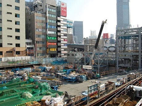 旧東急文化会館跡地で進む大規模再開発の様子。高層ビルの完成予定は2012年