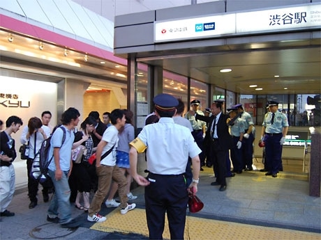 開門を前に早朝からできた行列が駅構内に誘導される様子。混雑から予定の20分前にシャッターが開けられた