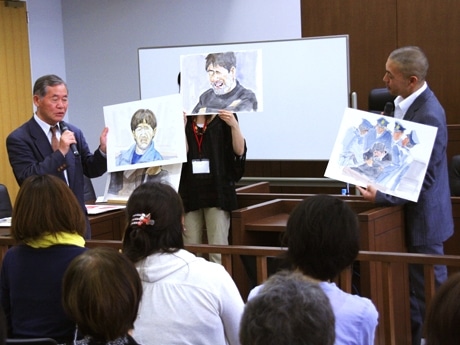 法廷教室で法廷画を手に対談する染谷栄さんと橋口亮輔監督（左から）